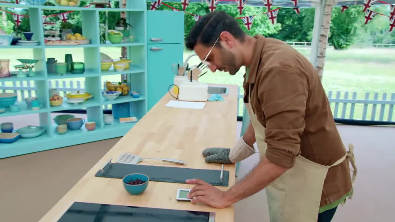 The Great British Bake Off S12E08 Free From Week 720p ALL4 WEBRip AAC2 0 H264 NTb TGx