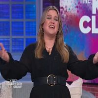 The Kelly Clarkson Show 2022 03 31 Lisa Kudrow 480p x264 mSD TGx