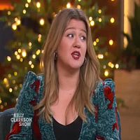 The Kelly Clarkson Show 2022 12 07 Zoey Deutch 480p x264 mSD TGx