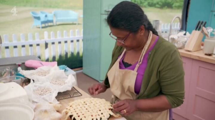 The Great British Bake Off S14E05 HDTV x264 TORRENTGALAXY