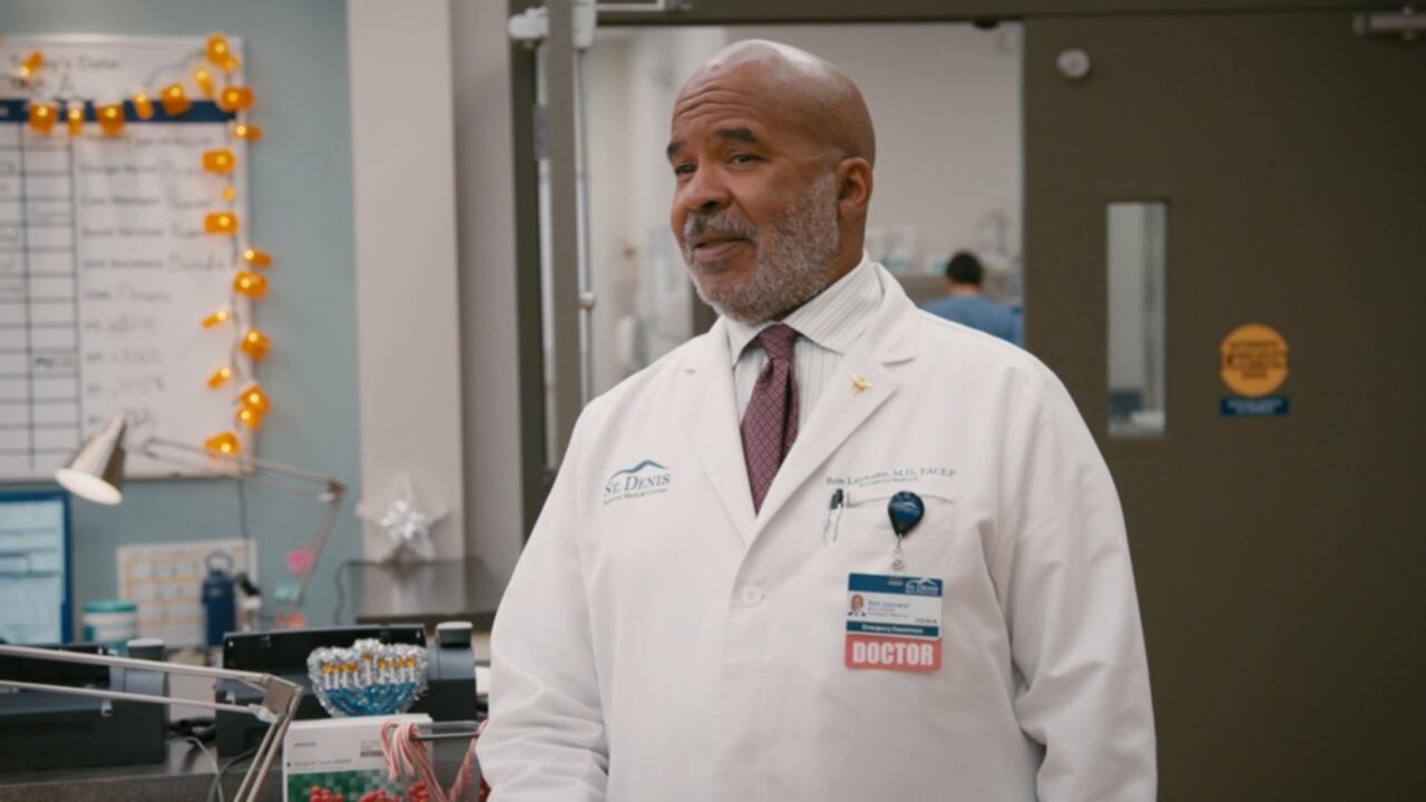 St Denis Medical S01E06 Ho Ho Hollo 720p AMZN WEB DL DDP5 1 H 264 NTb TGx